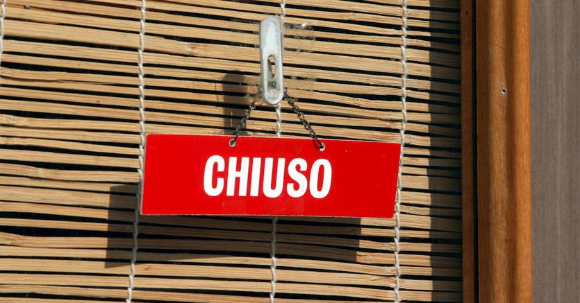 Negozi chiusi la domenica, Di Maio tira dritto