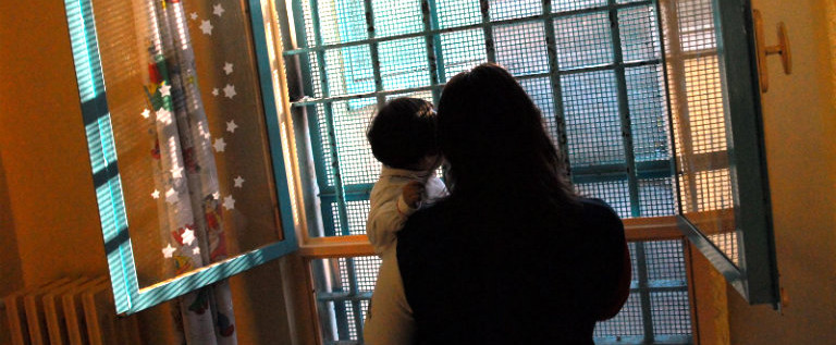 Maternità in carcere, circa 60 i figli “in cella”