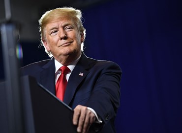 Trump stringe, niente green card a chi prende aiuti