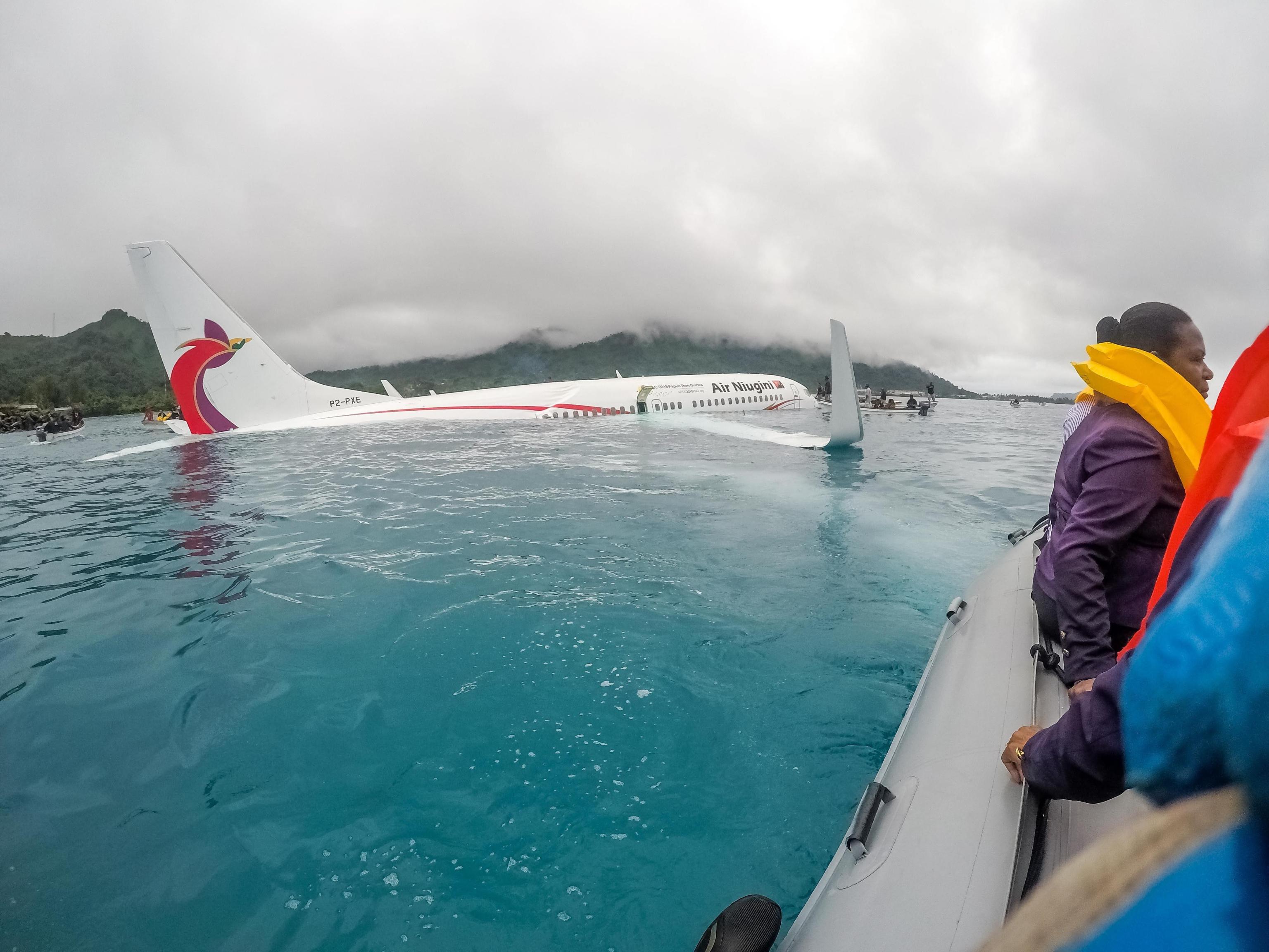 Aereo cade in Micronesia, passeggeri salvi 