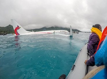 Aereo cade in Micronesia, passeggeri salvi