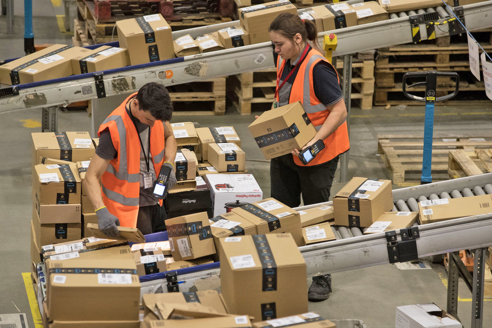 Amazon aumenta salario minimo dipendenti a 15 dollari l’ora