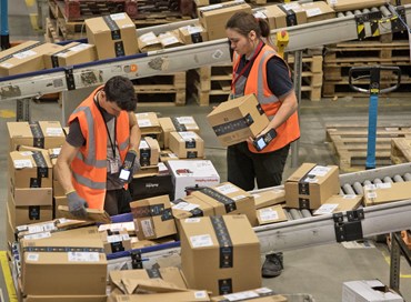 Amazon aumenta salario minimo dipendenti a 15 dollari l’ora