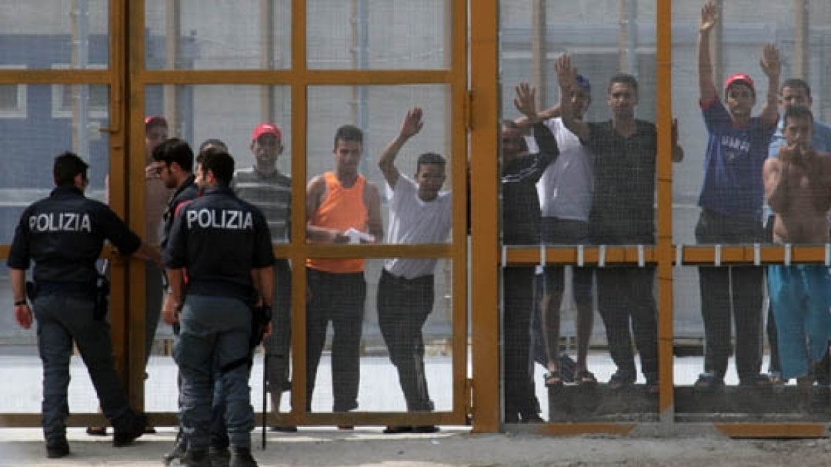 Migranti: Garante detenuti, gravi criticità nei Cpr