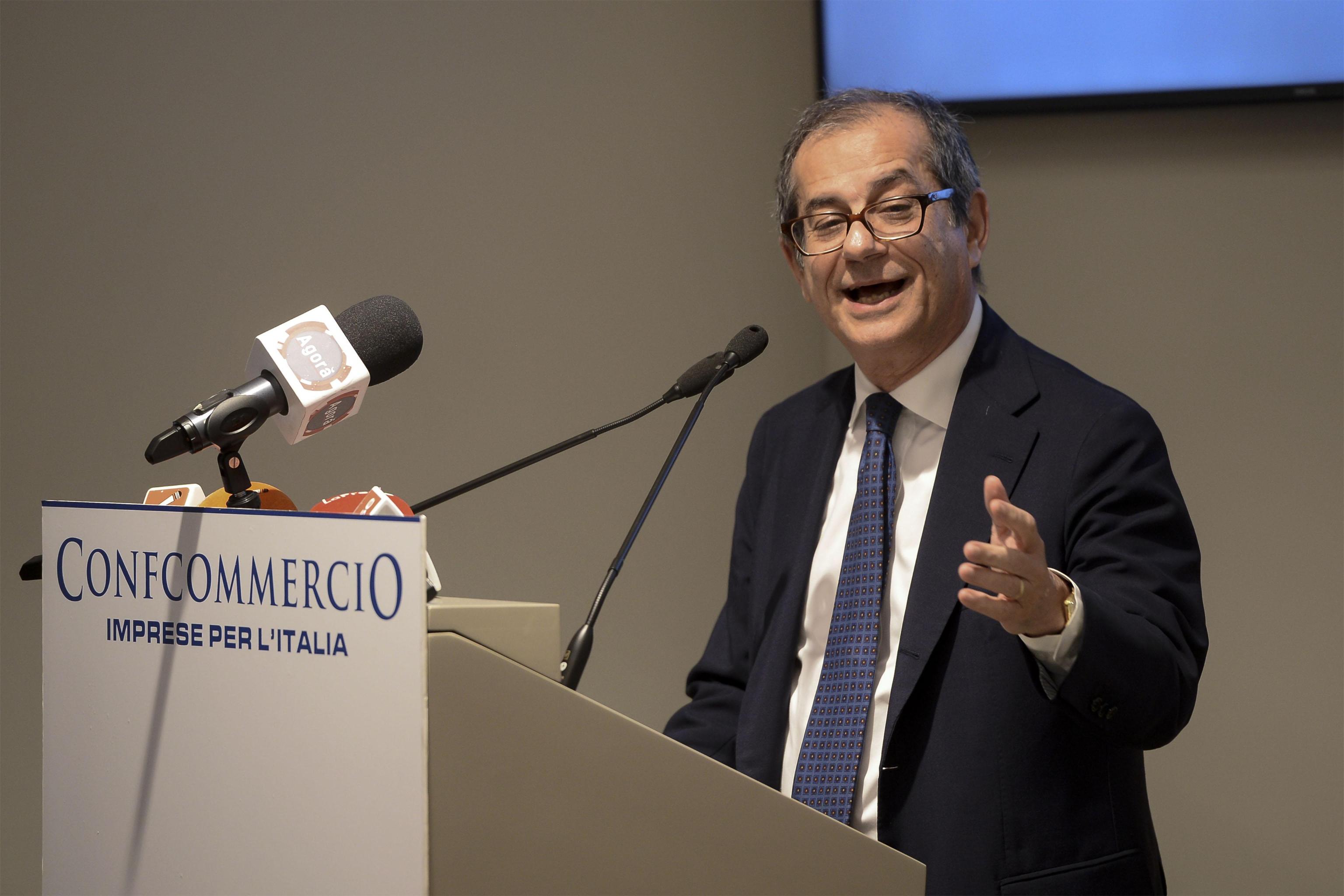 Tria tra lo spread e il fuoco amico