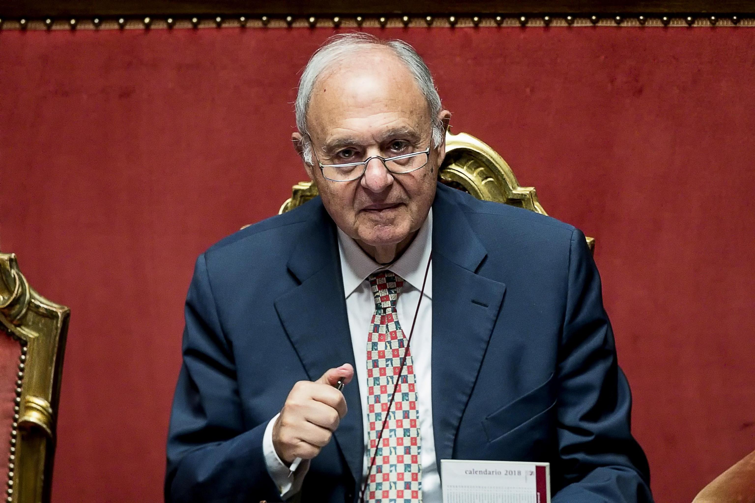 Savona replica a Draghi: “Ognuno si assuma le proprie responsabilità”