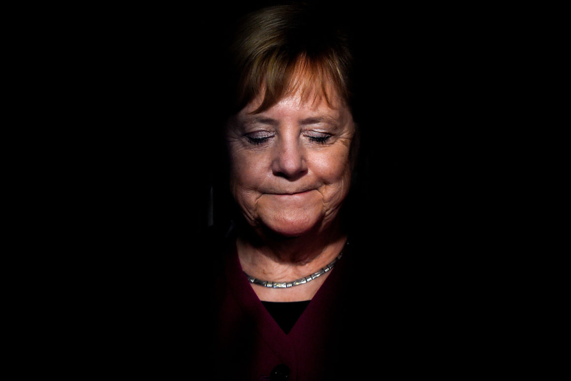 Merkel: “Non sono indebolita”, ma l’incertezza cresce 
