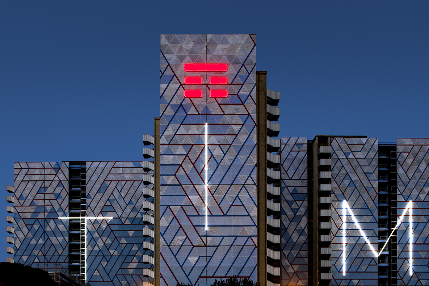 Tim lascia il palazzo della direzione generale e il Comune insegue i senzatetto in camper