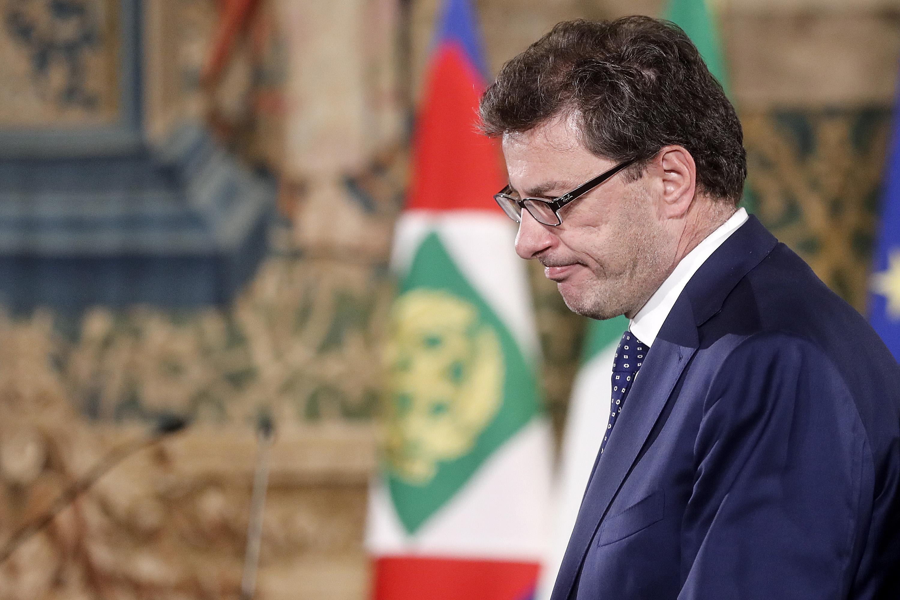 Giorgetti: “Il reddito di cittadinanza è complicato”