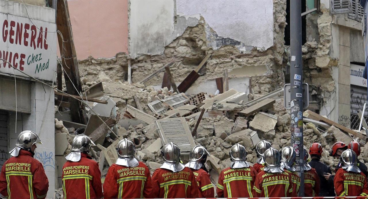 Marsiglia, una ragazza italiana sotto le macerie dei palazzi