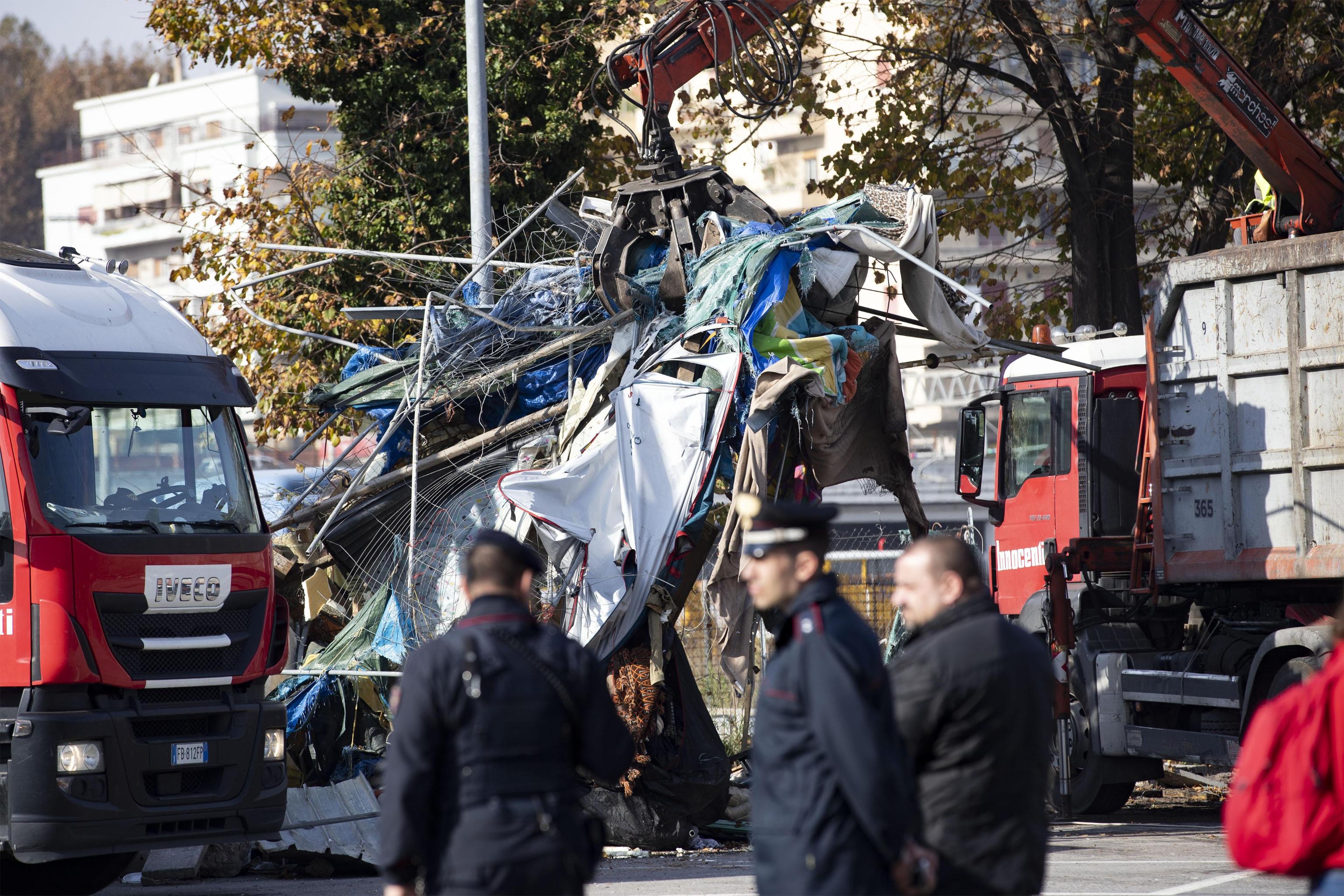 Roma, sgomberato il Baobab: ruspe in azione