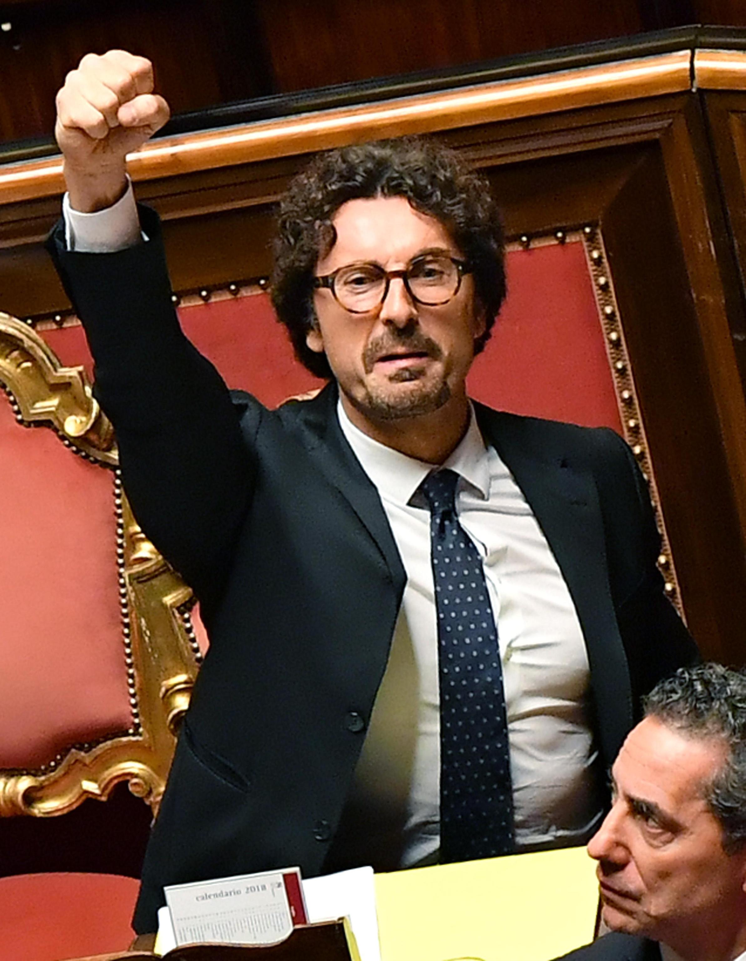 Decreto Genova è legge: polemica per il pugno chiuso di Toninelli