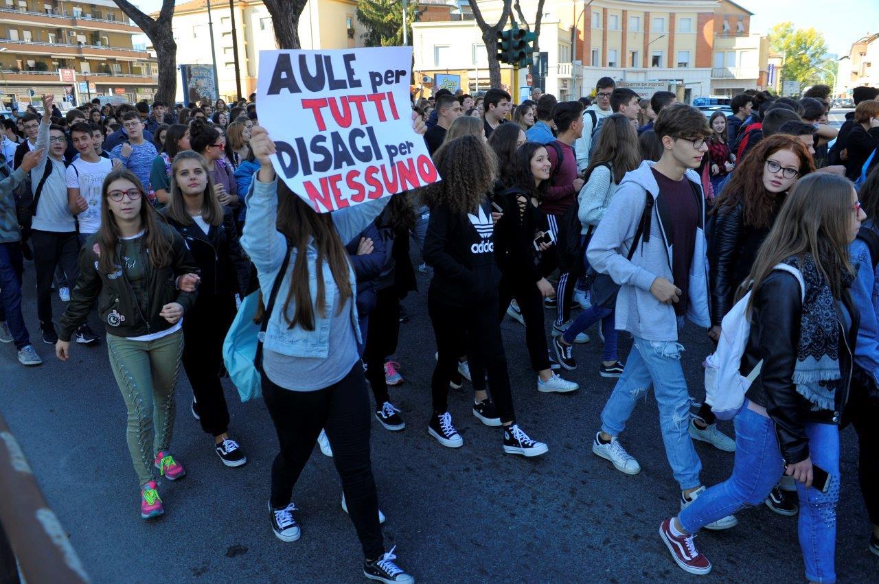 “Giù la maschera!”: lo sciopero degli studenti contro il governo