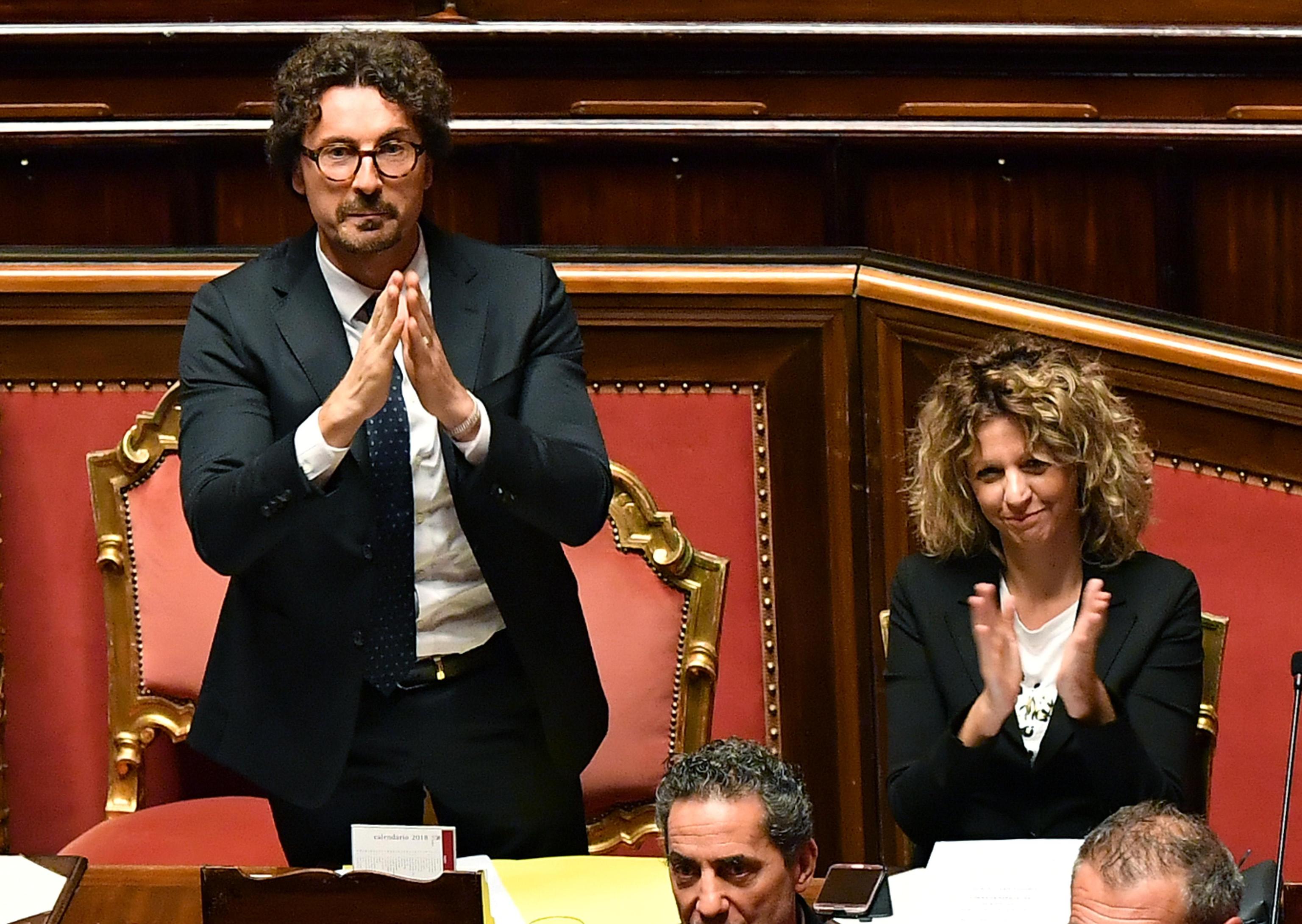 Pugni chiusi, opposizione mancante, piazza presente