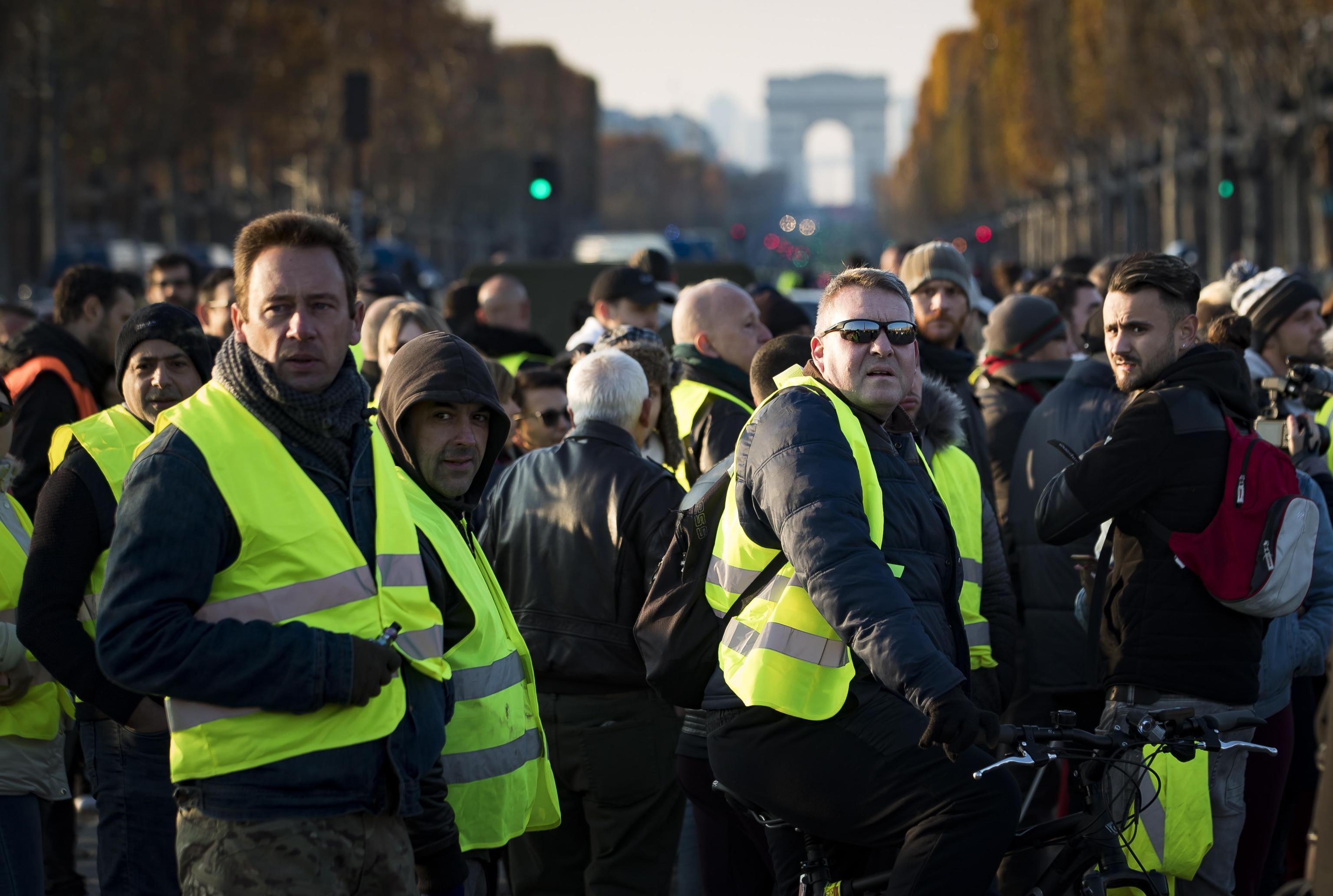 I gilet gialli non si fermano, “Macron ci riceva”