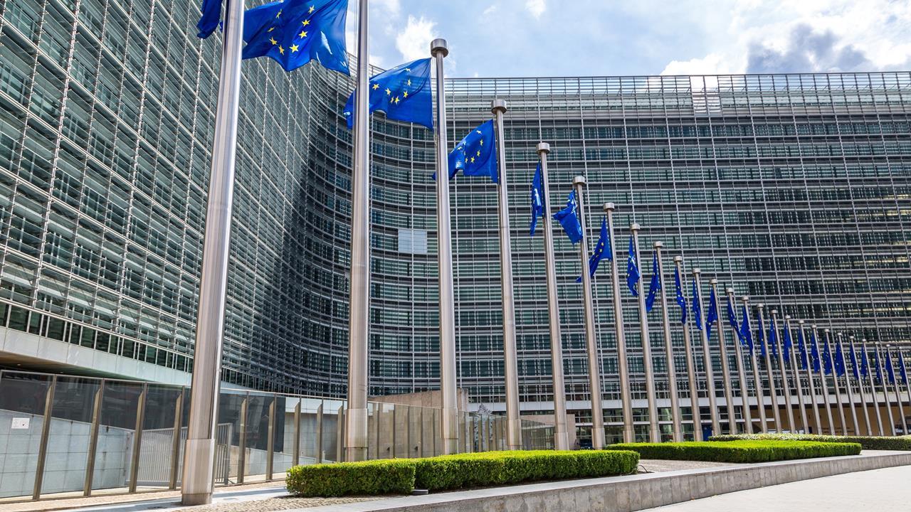Bruxelles pronta alla bocciatura: lo spread vola