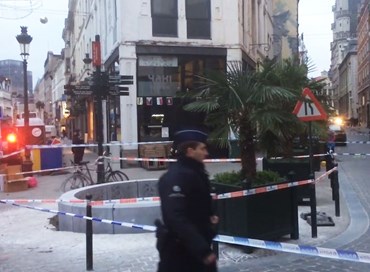 Accoltella agente a Bruxelles: urlava “Allah Akbar”
