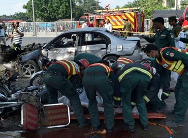 Pakistan, bomba in un mercato: almeno 30 morti