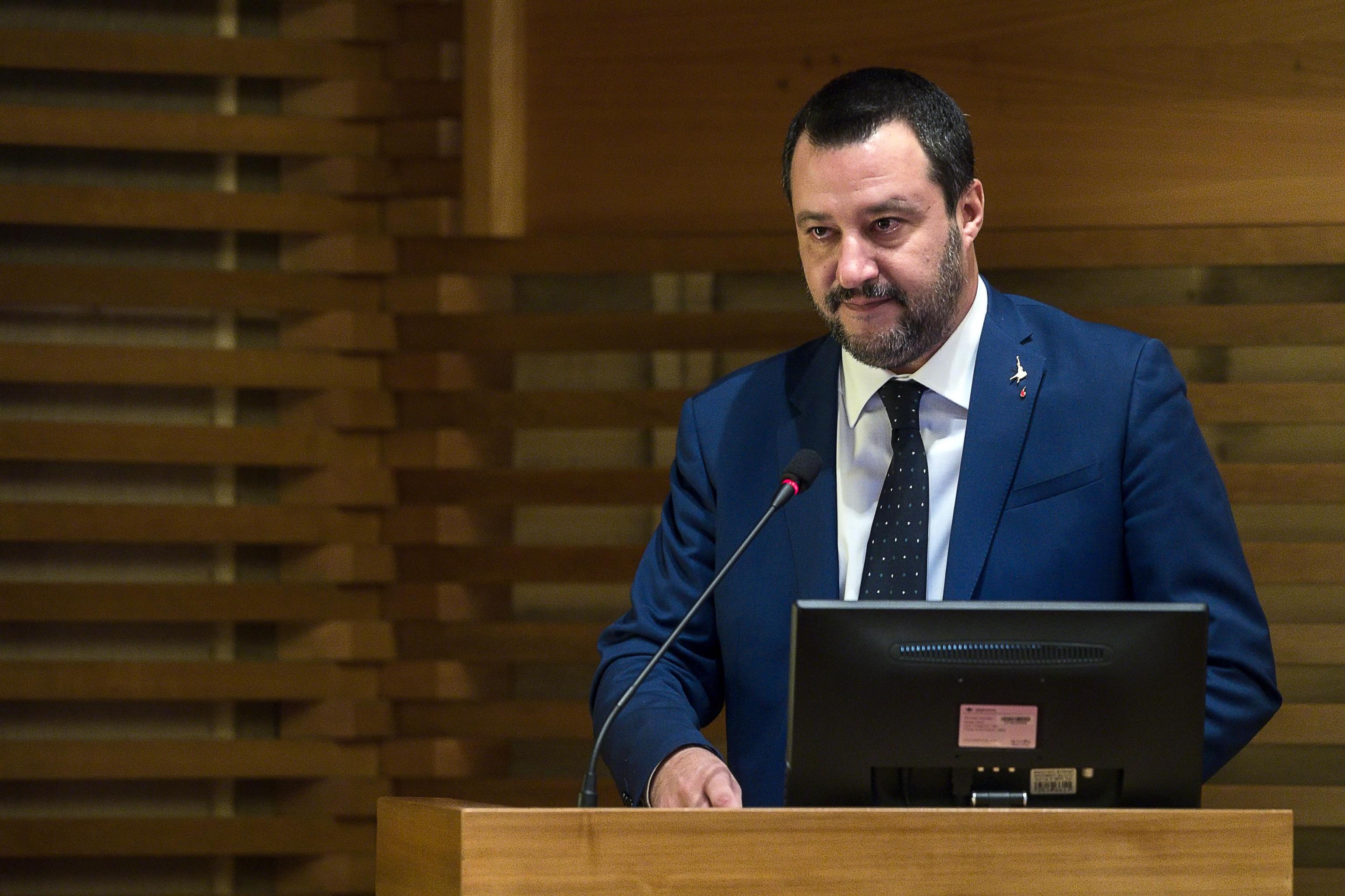 Salvini immagina un governo senza M5s