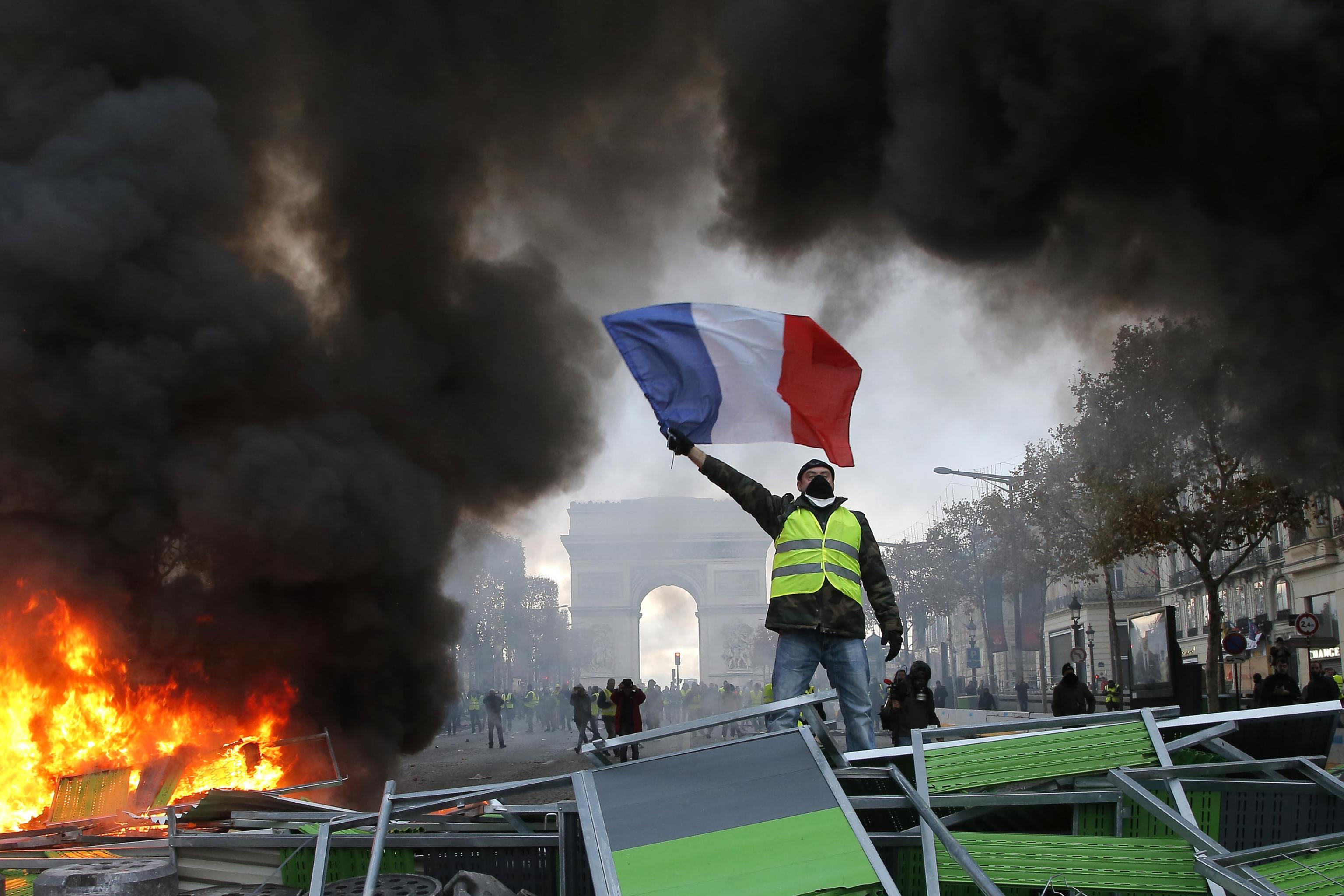 Pugno duro Macron con violenti, ma convoca gilet gialli 