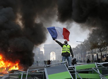 Pugno duro Macron con violenti, ma convoca gilet gialli