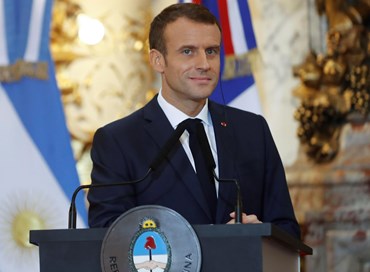 Gilet gialli, Macron annulla la tassa ma resta la paura