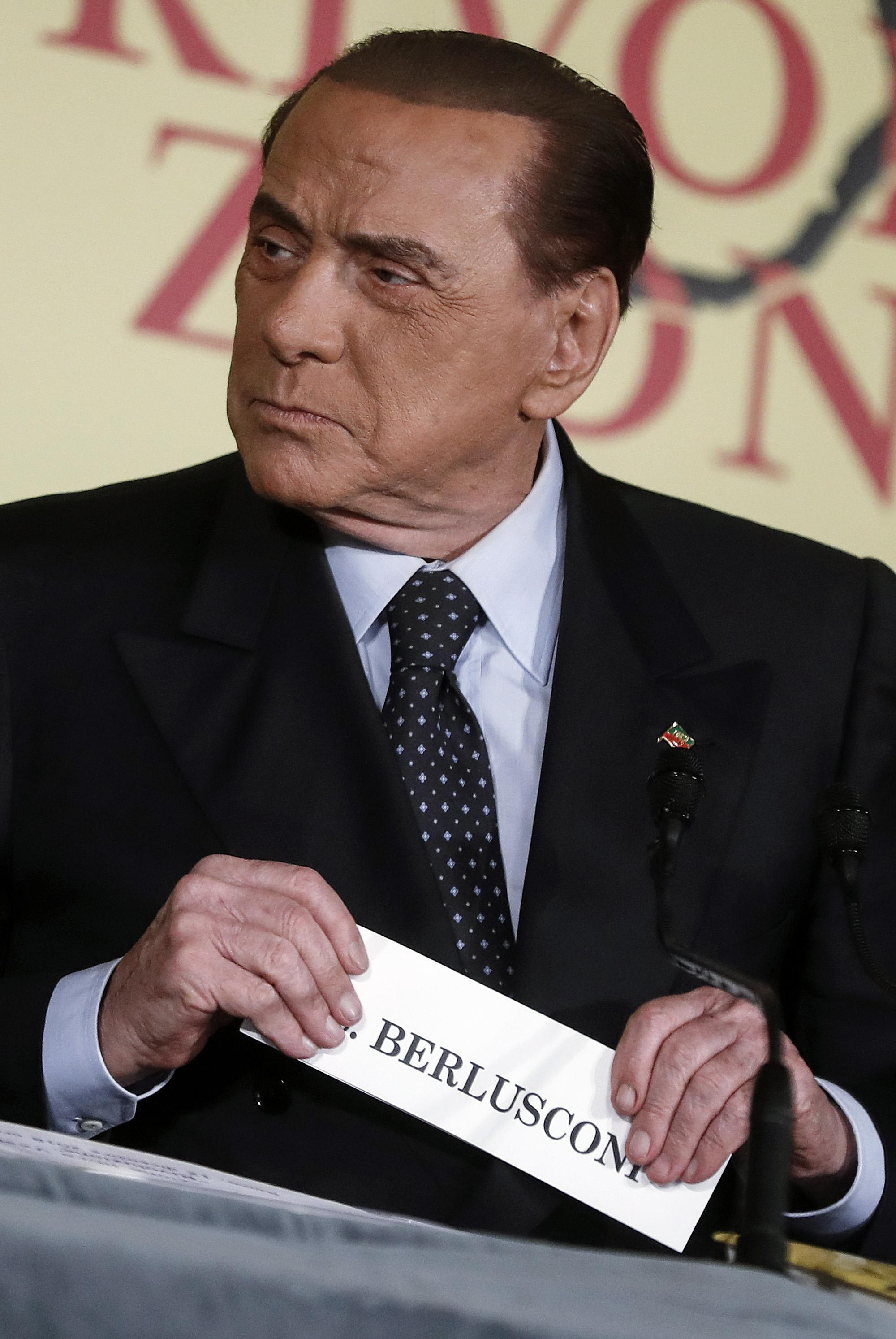 Il Cavaliere vede la crisi e punta su “responsabili” M5S