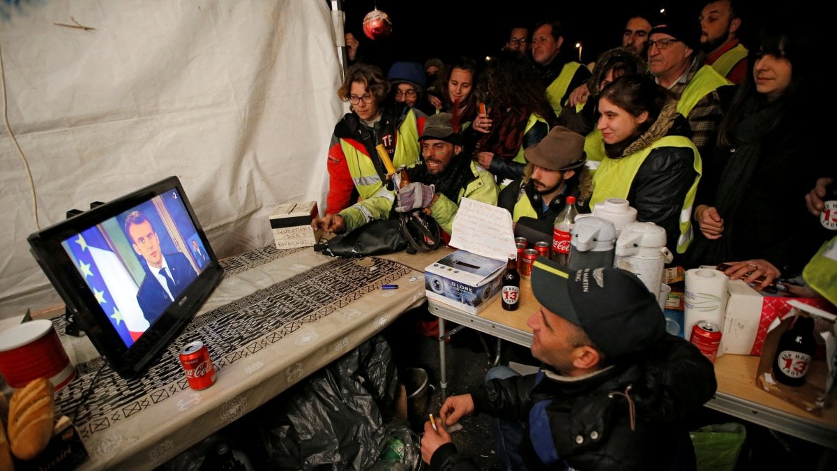 Gilet gialli, i 100 euro di Macron in alto mare 