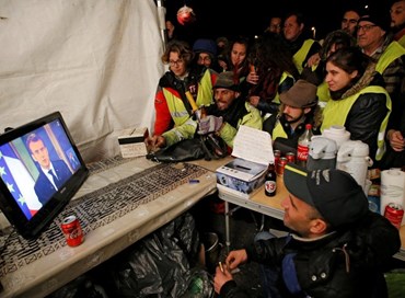 Gilet gialli, i 100 euro di Macron in alto mare