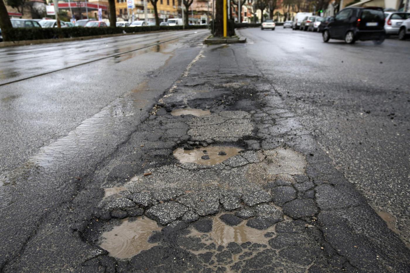Esercito per buche Roma, Trenta: solo in emergenza