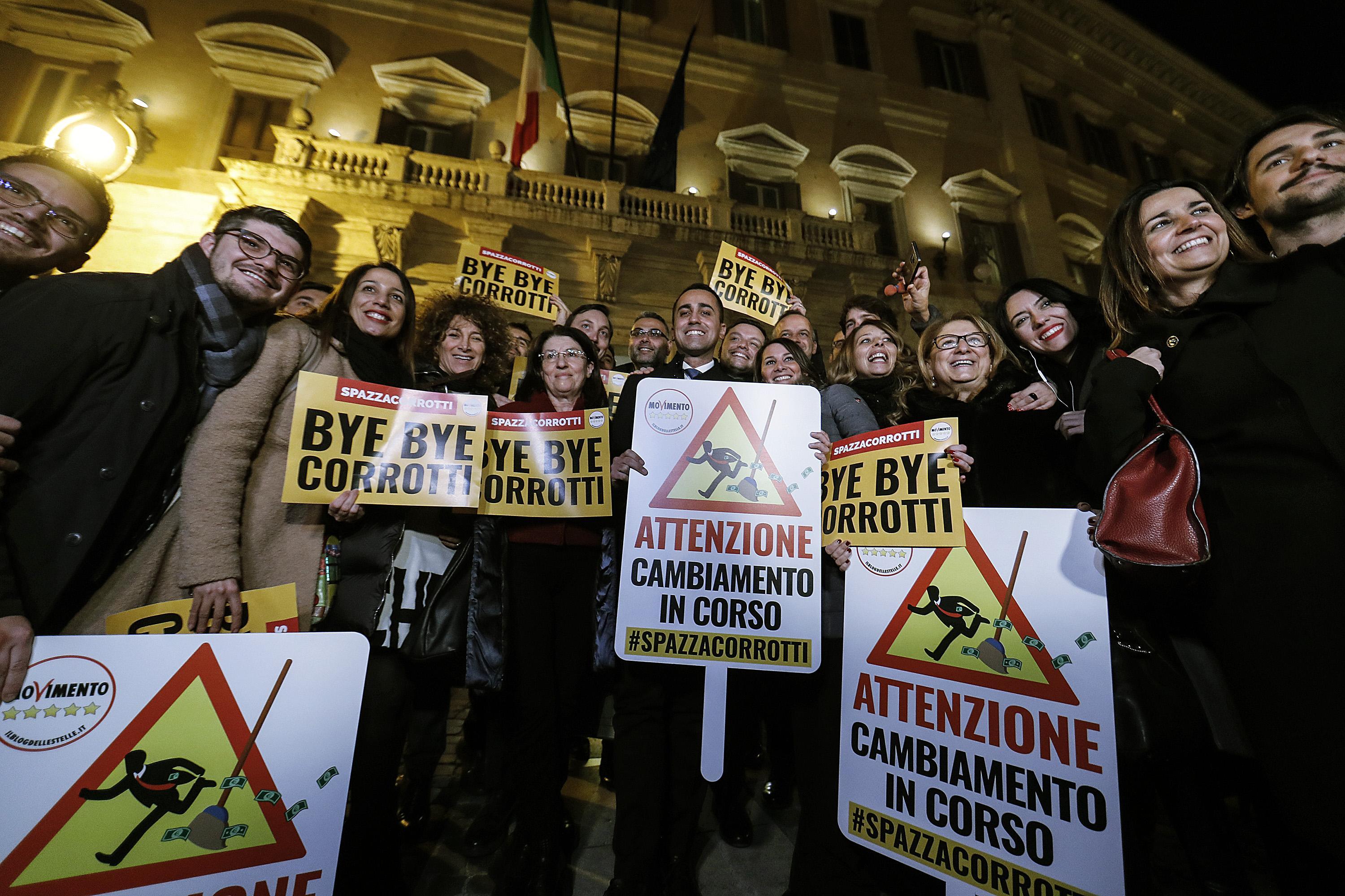 Il Ddl Anticorruzione è legge, M5S esulta in piazza