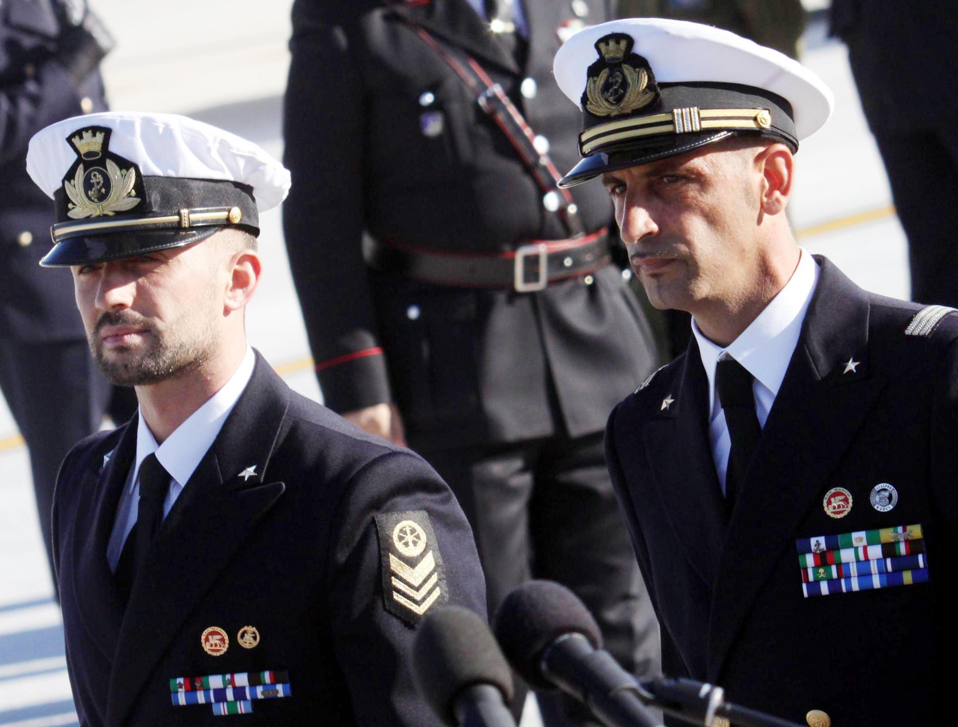 Due marò sotto l’albero