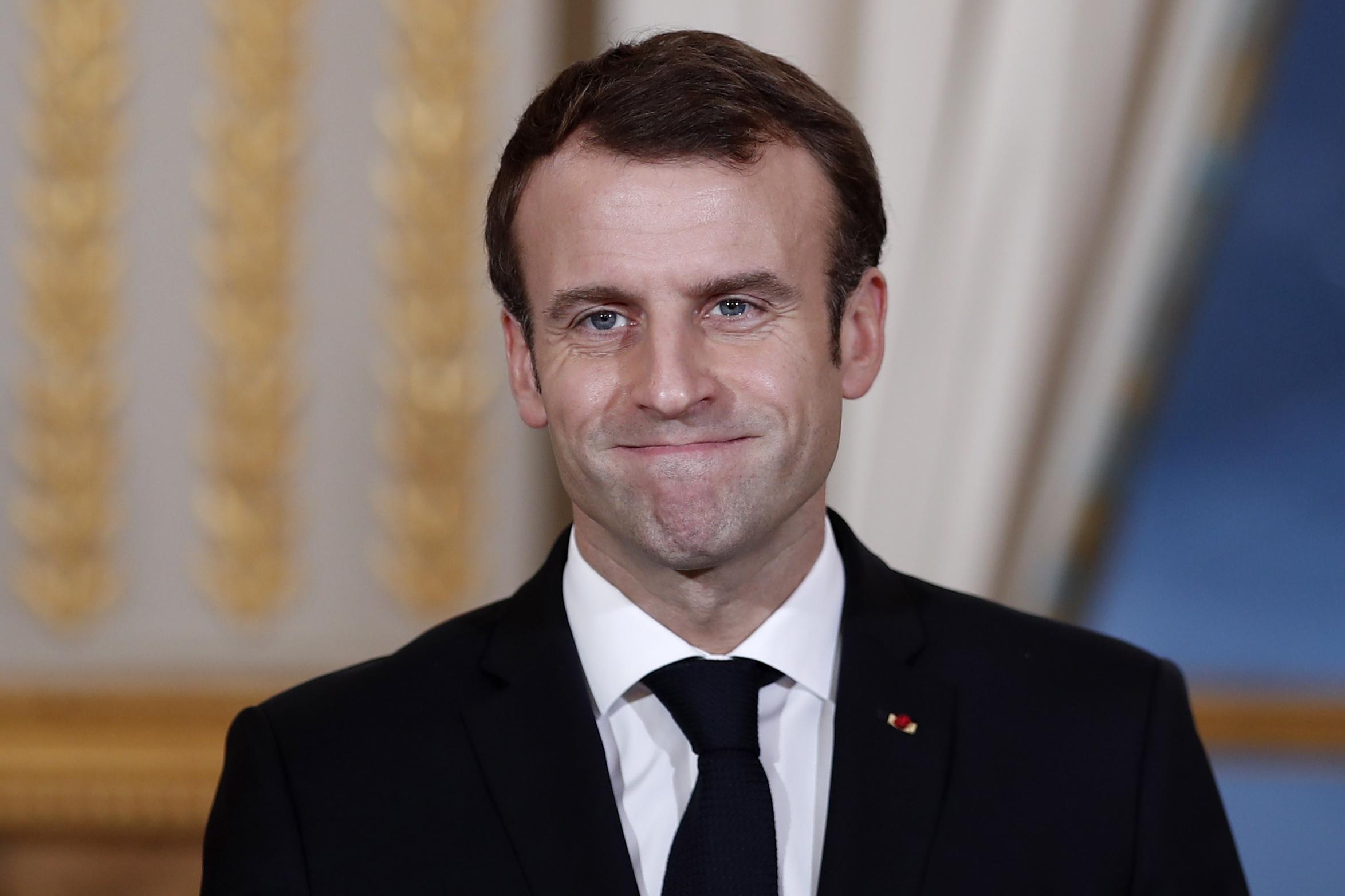 Parigi approva la manovra, deficit schizza al 3,2%