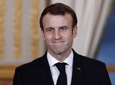 Parigi approva la manovra, deficit schizza al 3,2%