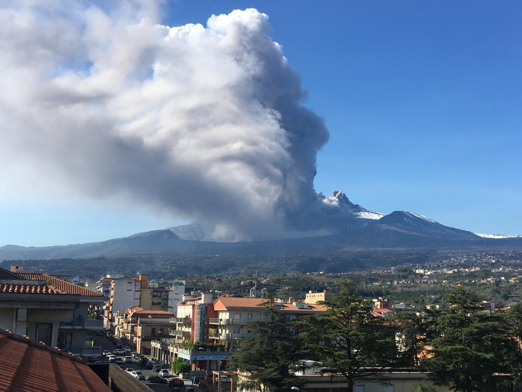 Etna, faglia sulla strada: evacuate 10 famiglie