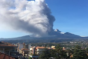 Etna, faglia sulla strada: evacuate 10 famiglie