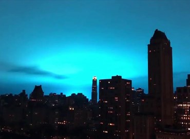 New York, scia azzurra nel cielo per un’esplosione