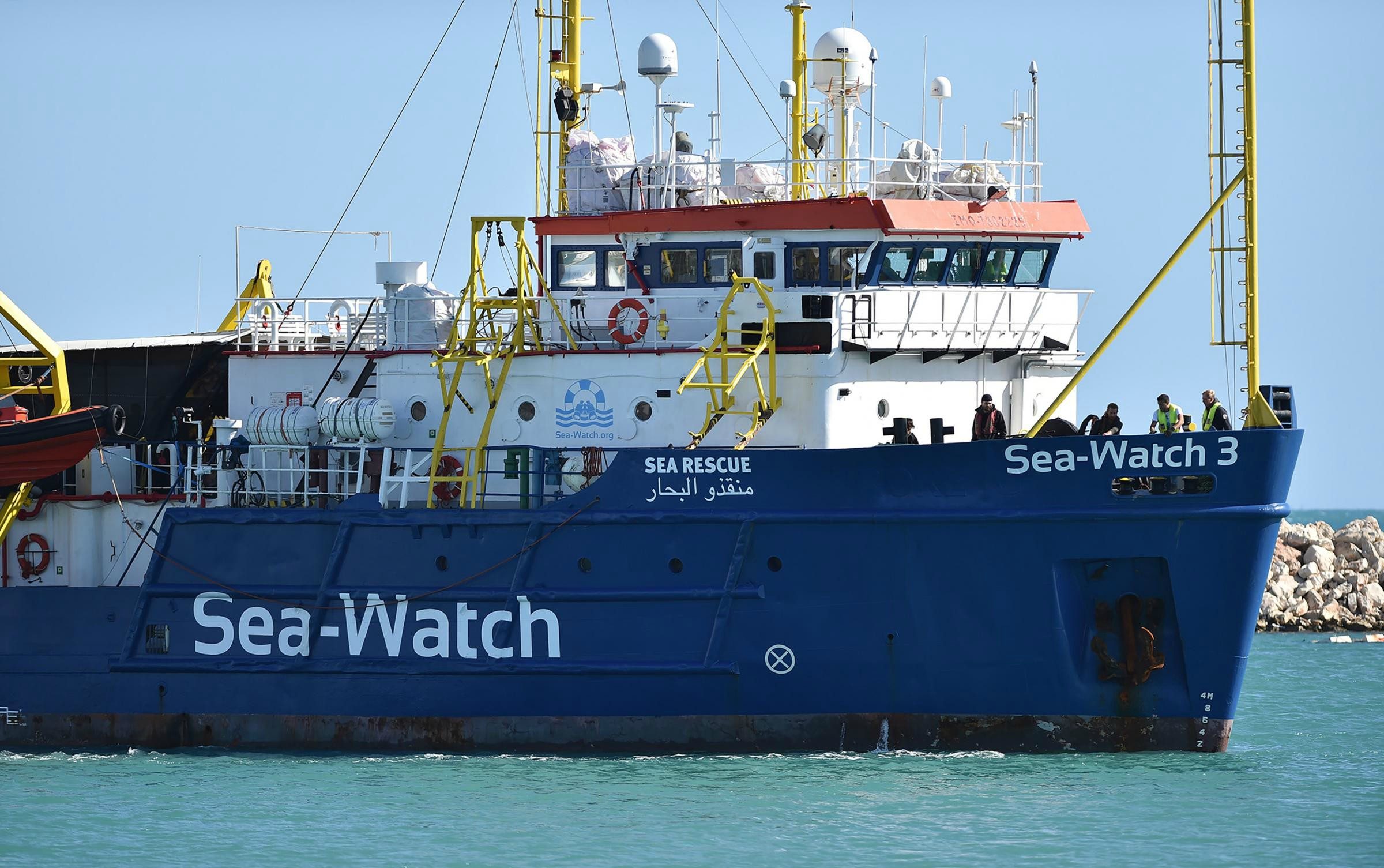 Migranti, le polemiche sulla nave Sea-Watch 3