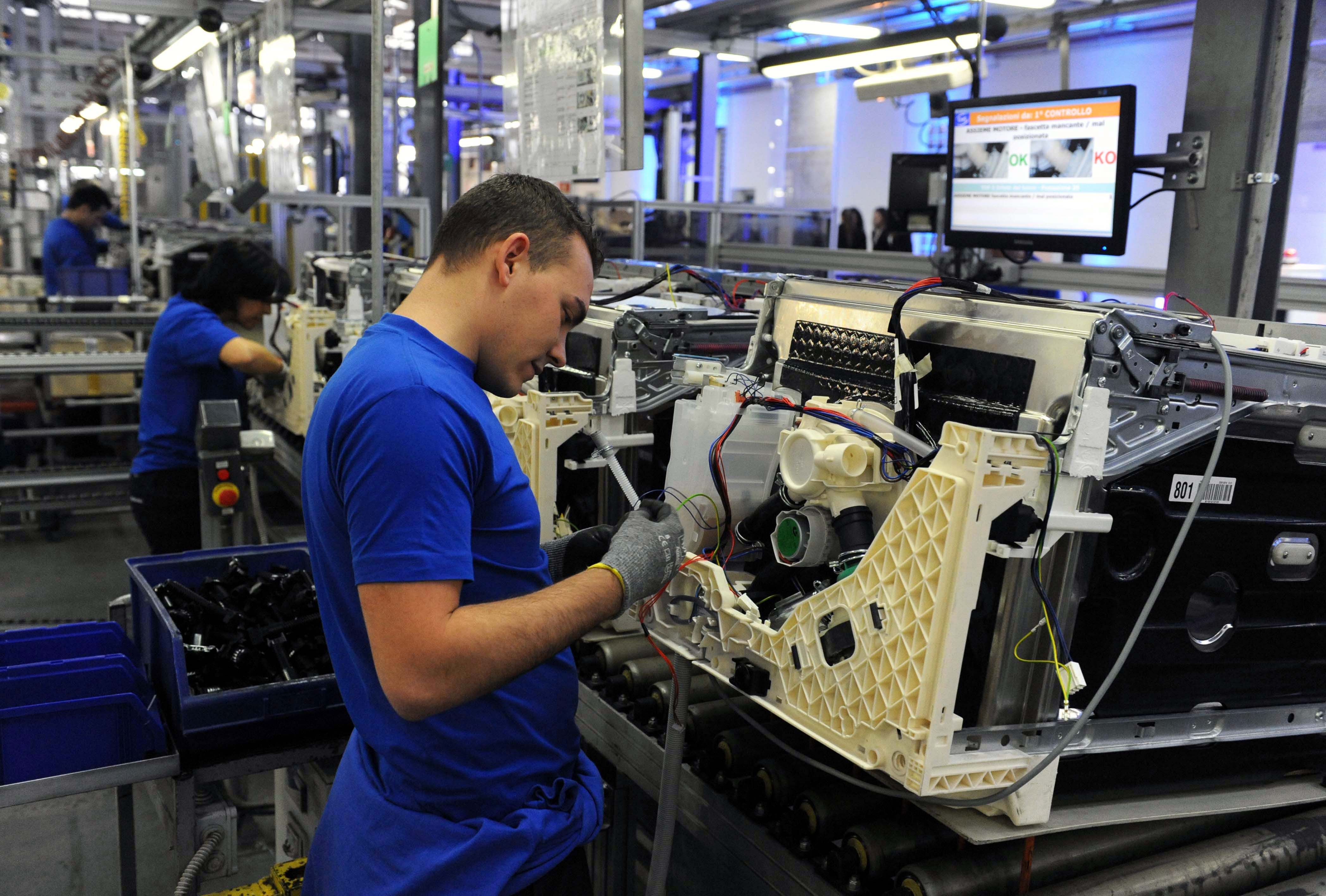 Industria, a novembre crolla la produzione