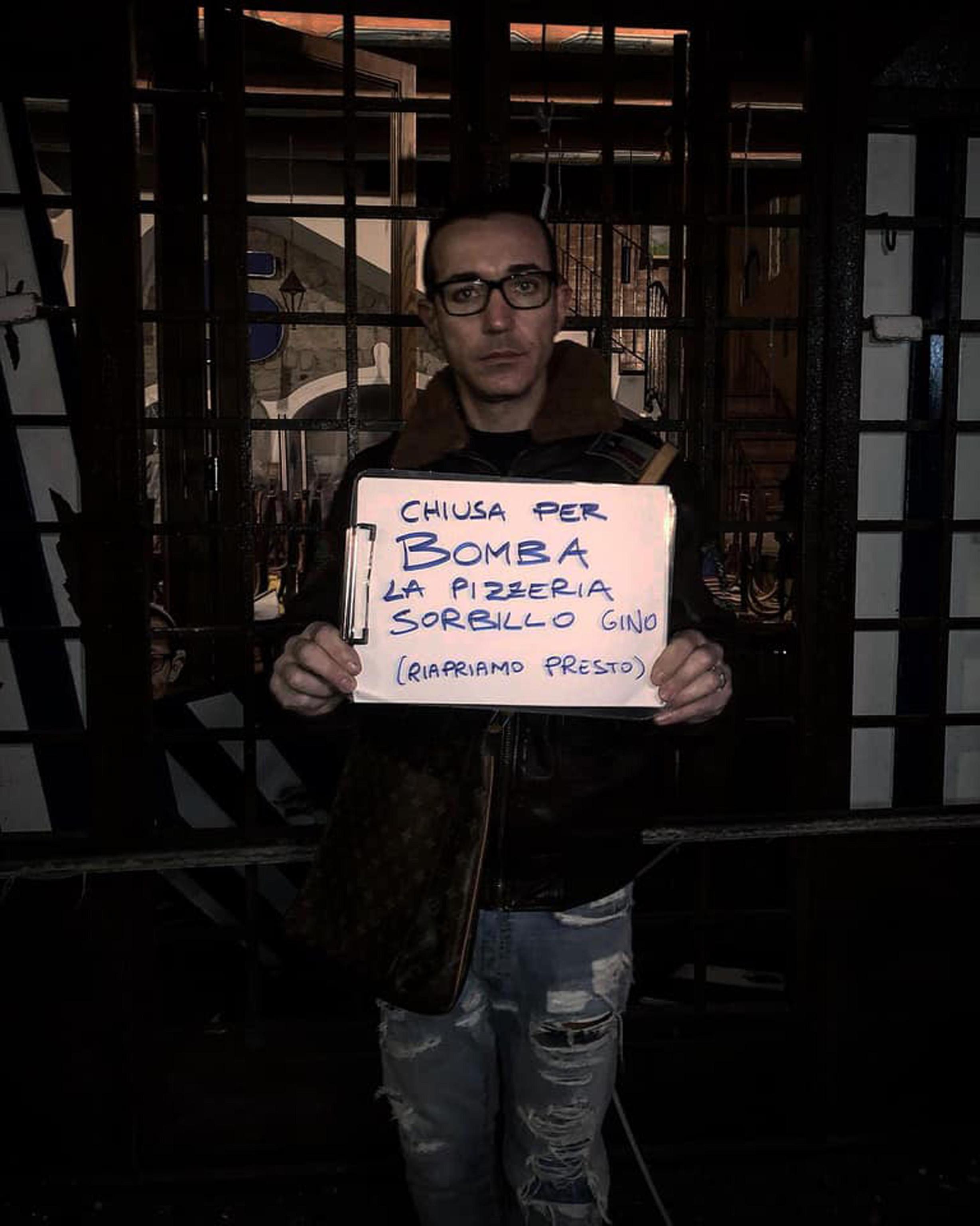 Napoli, bomba esplode all’ingresso di una pizzeria storica