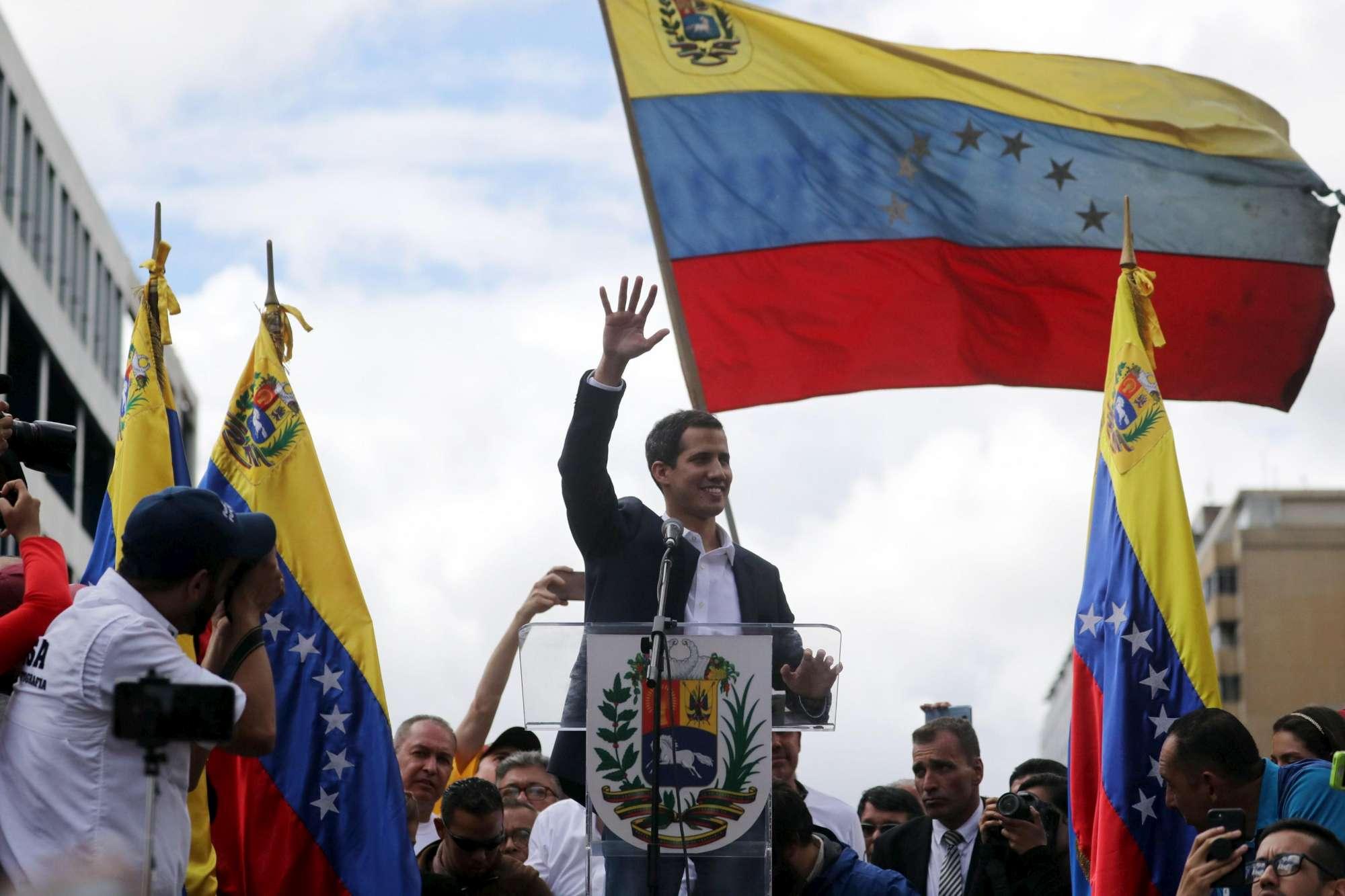 Venezuela, Guaidò invita “a scendere in piazza”