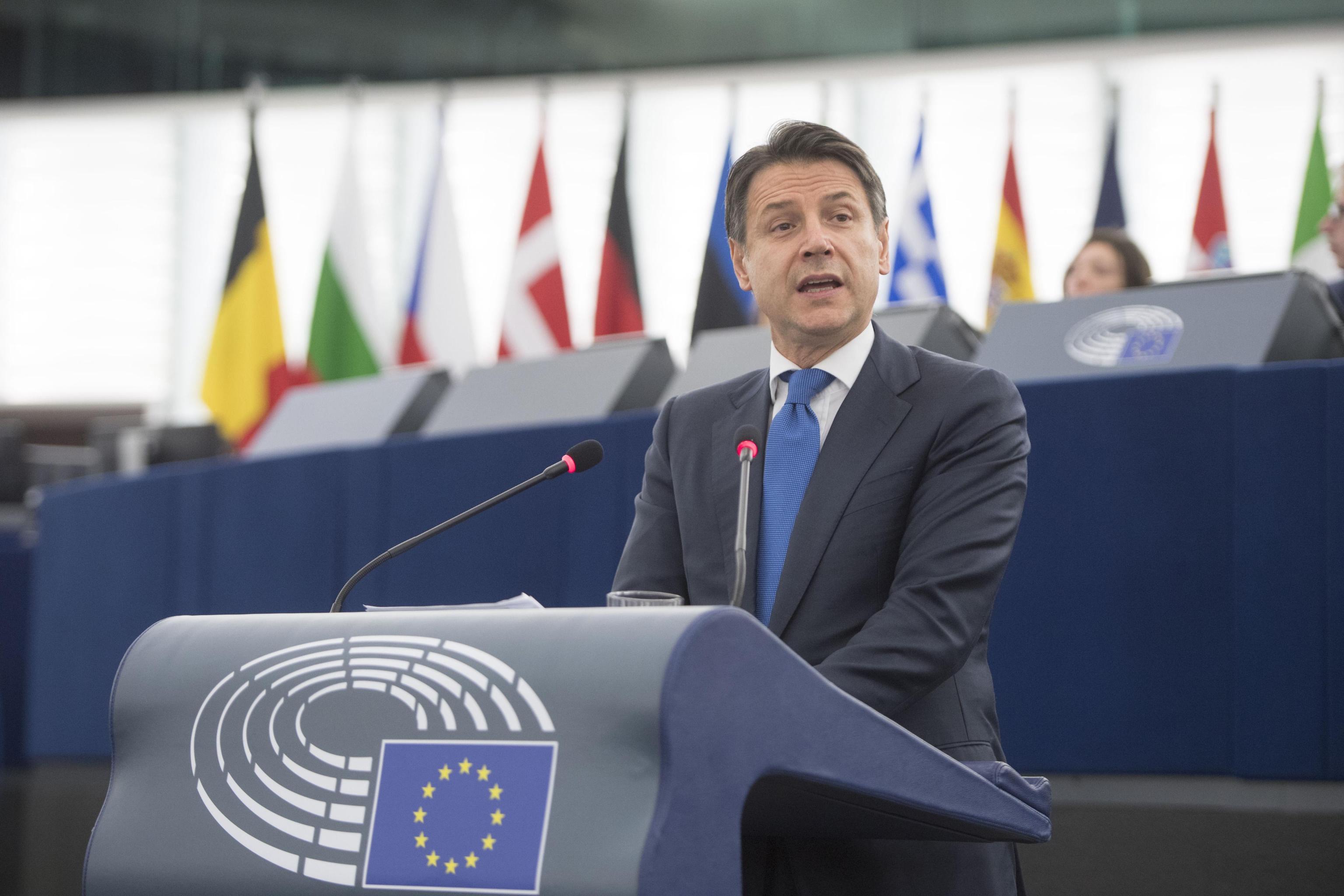 All’Europarlamento anche Conte sembra un gigante