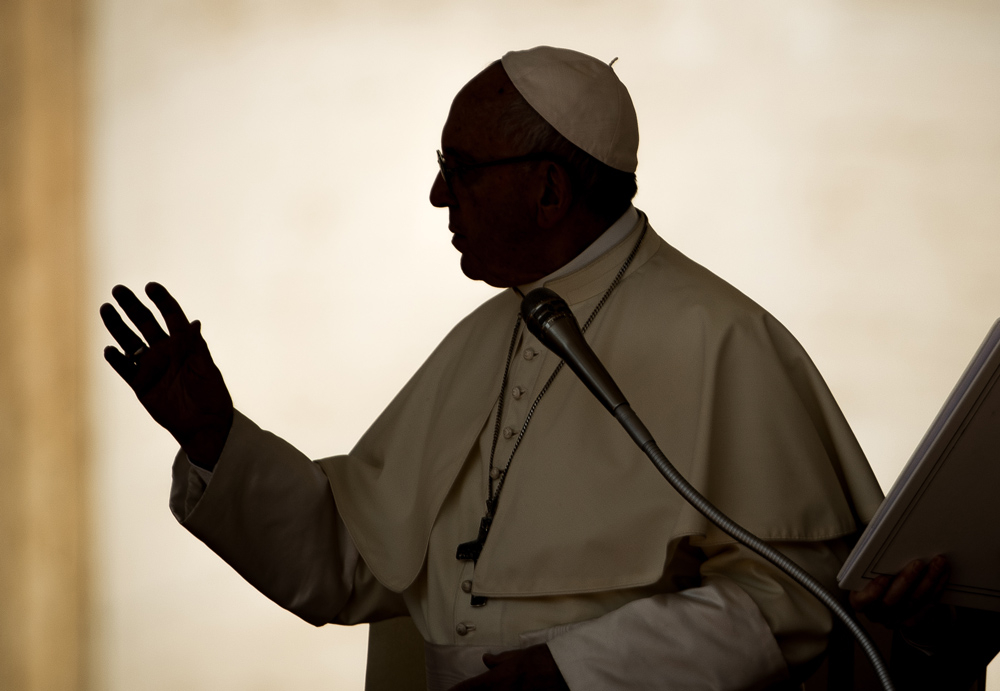 Il silenzio ostinato del Papa sulla persecuzione dei cristiani