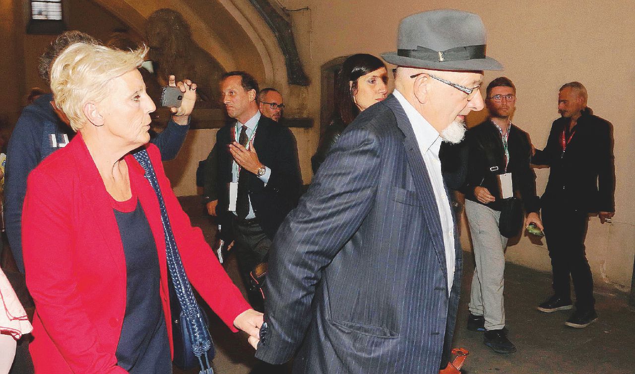 I genitori di Renzi agli arresti domiciliari per false fatturazioni