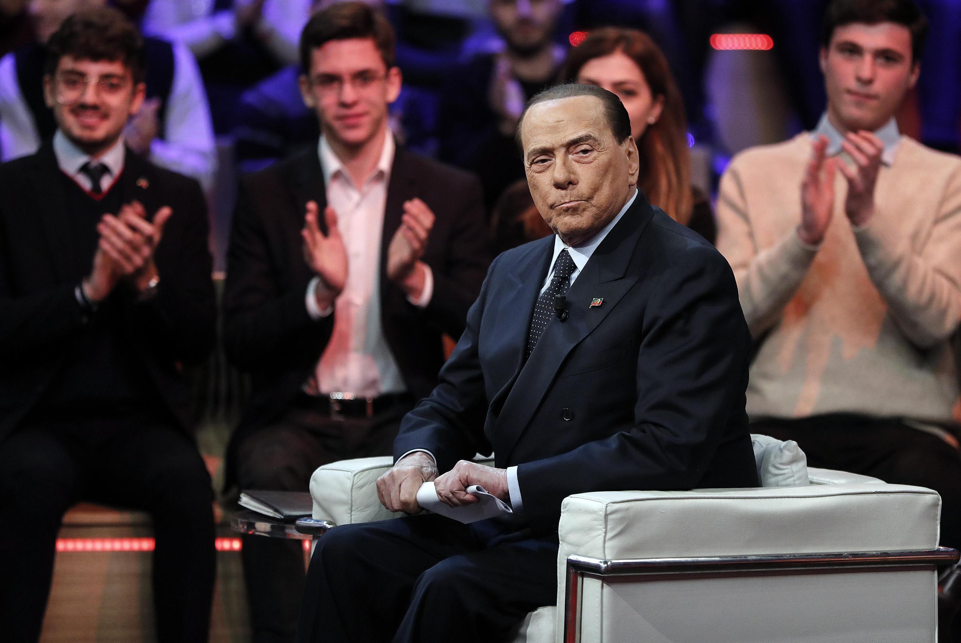 Il Cavaliere buca sempre lo schermo