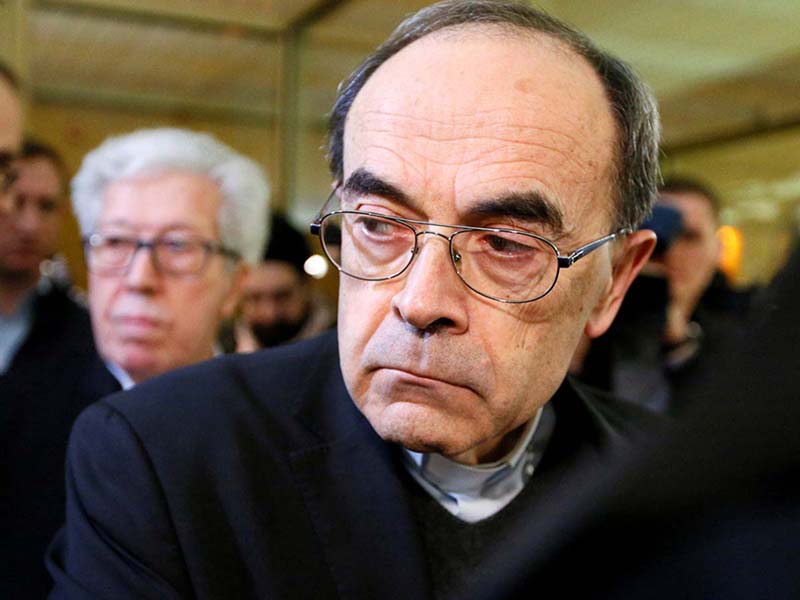 Pedofilia, condannato a 6 mesi il vescovo di Lione