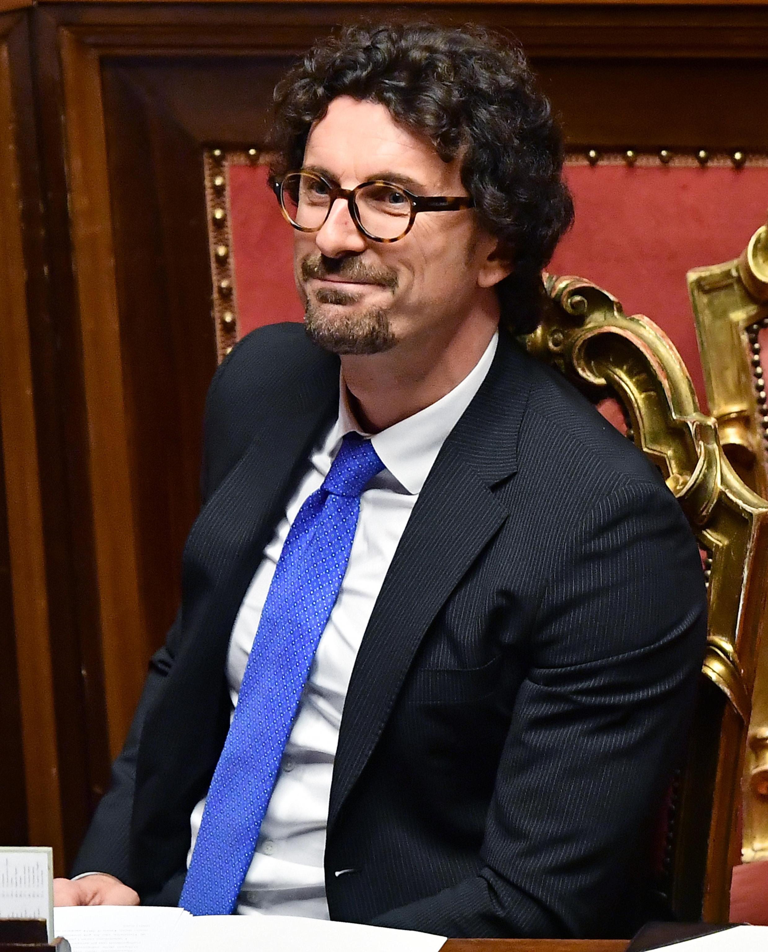 Toninelli fugge tra i banchi mentre c’è chi promette lavoro