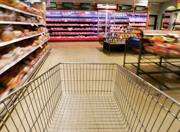 Commercio: famiglie spendono meno, -3% in dieci anni