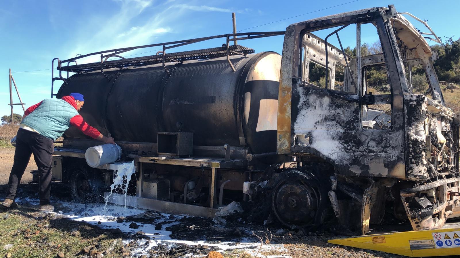 Nessuna tregua sul latte, nuovo assalto ad autocisterna