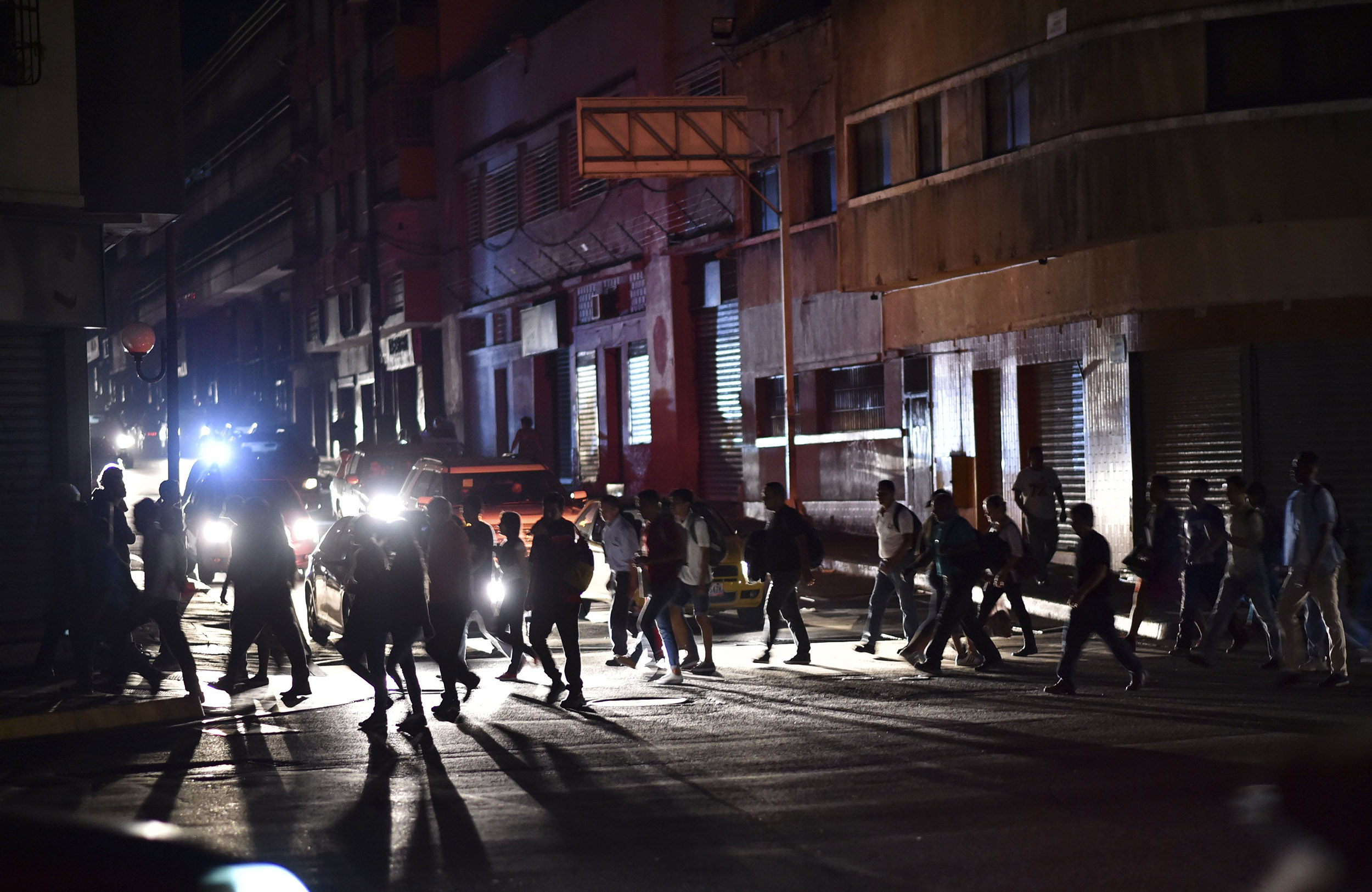 Venezuela ancora al buio, 13 persone muoiono in ospedale 